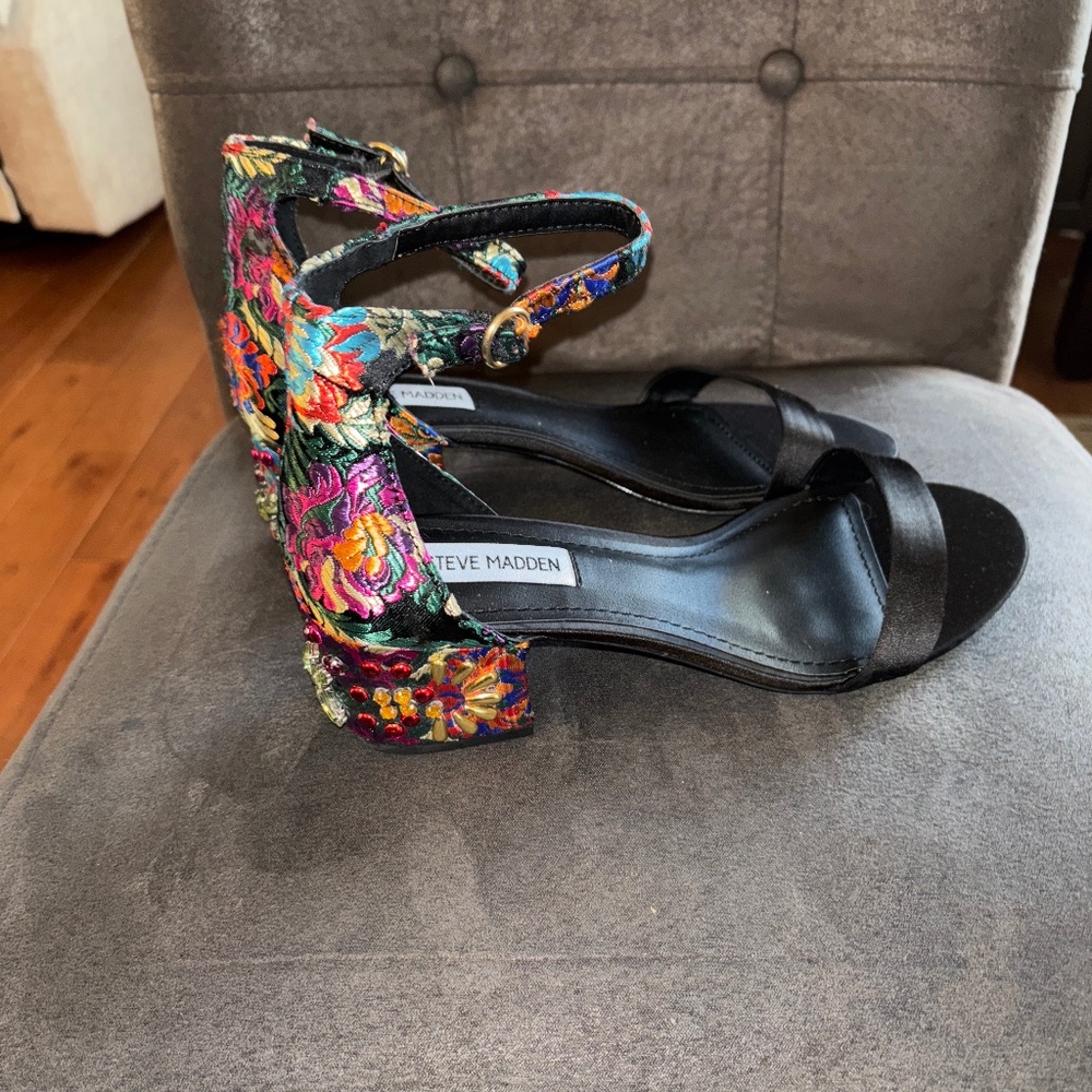 EUC Women’s Steve Madden Inca Bright Multi Brocade Ankle Strap Heels Size 8